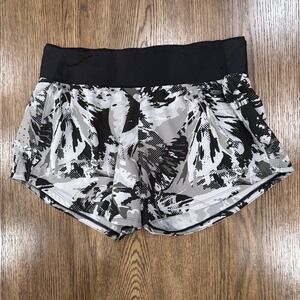 Under Armour‎ Speedpocket Running Shorts Women's Medium Camo Print